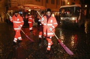 Foto Stefano Colarieti / LaPresse Spettacolo Roma, 16.01.2018, Piazza Campo de Fiori, i ragazzi della trasmissione 'Amici' di Maria De Filippi, impegnati in lavori socialmente utili, come Netturbini del Comune di Roma. ph.  Stefano Colarieti / LaPresse Entertainment Roma, 16.01.2018, Piazza Campo de Fiori, the boys of the transmission 'Amici' of Maria De Filippi, engaged in socially useful works, such as Netturbini of the City of Rome.