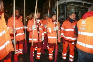 Foto Stefano Colarieti / LaPresse Spettacolo Roma, 16.01.2018, Piazza Campo de Fiori, i ragazzi della trasmissione 'Amici' di Maria De Filippi, impegnati in lavori socialmente utili, come Netturbini del Comune di Roma. ph.  Stefano Colarieti / LaPresse Entertainment Roma, 16.01.2018, Piazza Campo de Fiori, the boys of the transmission 'Amici' of Maria De Filippi, engaged in socially useful works, such as Netturbini of the City of Rome.