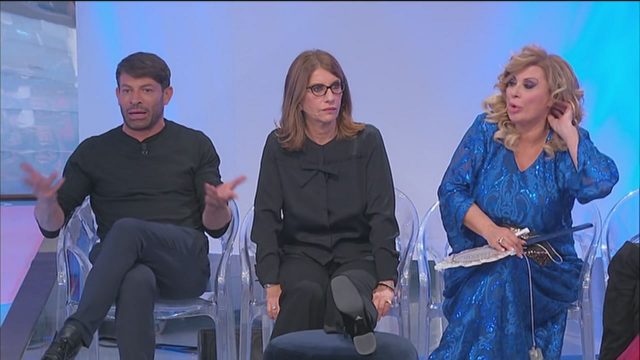 UOMINI E DONNE - MARIA NON RESISTE E LO ATTACCA DAVANTI A TUTTI: "MA CHE C***O VUOI?"
